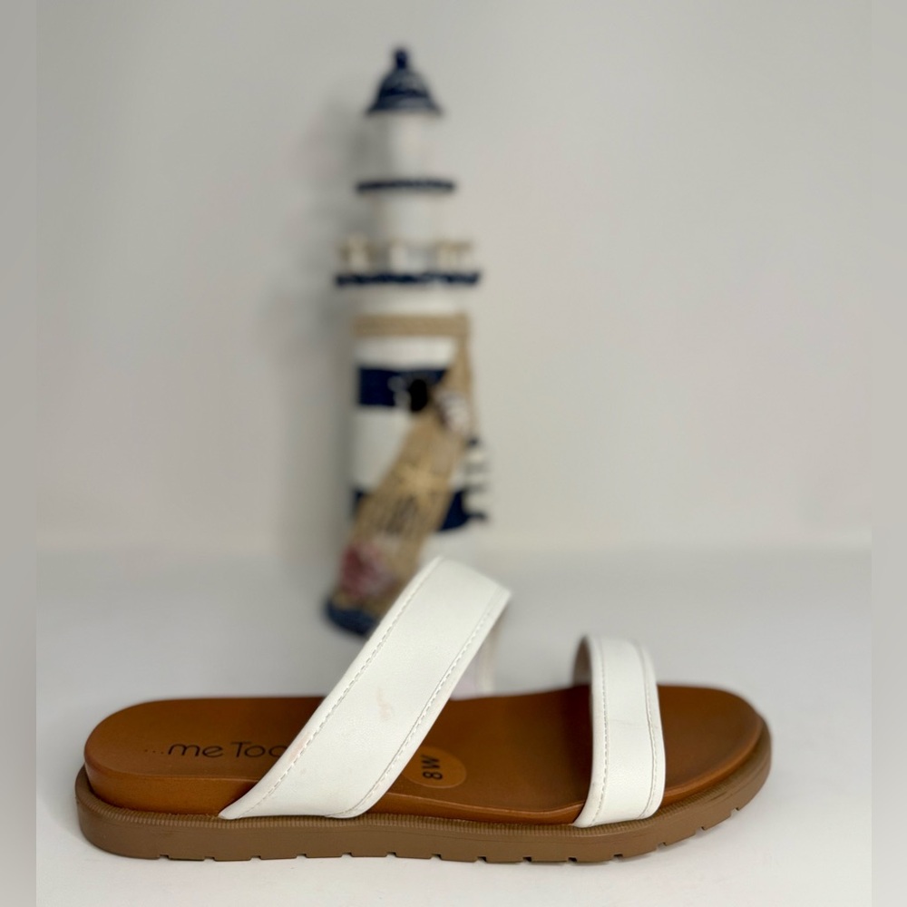 🌸ME TOO pre-owned white sandals. Size 8W. WSAND56.